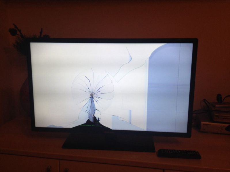 samsung-led-tv-ue32eh4000-star-10-mj-puknuti-ekran-slika-43529336.jpg